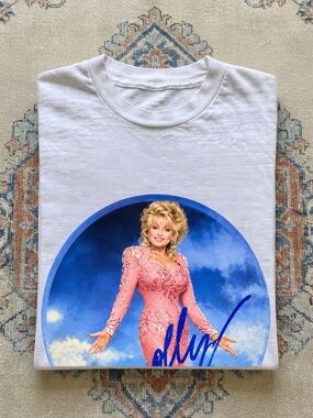 Dolly Parton Country Music Singer Pink Dress Signature Vintage White T-Shirt